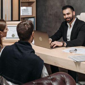 abogado charlando con clientes en pagina de Abogado José María Moutas en Madrid