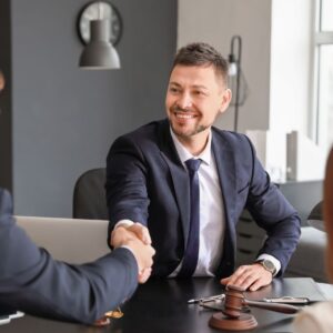 abogado estrechando mano en pagina de Contacto Abogado José María Moutas Madrid